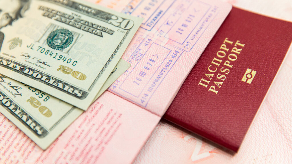 パスポートと紙幣が置かれている。
