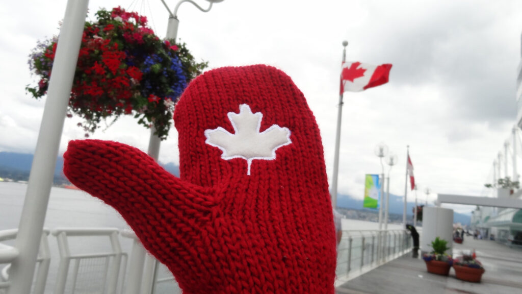カナダ・バンクーバーのカナダプレイスから見た海と手袋の写真。