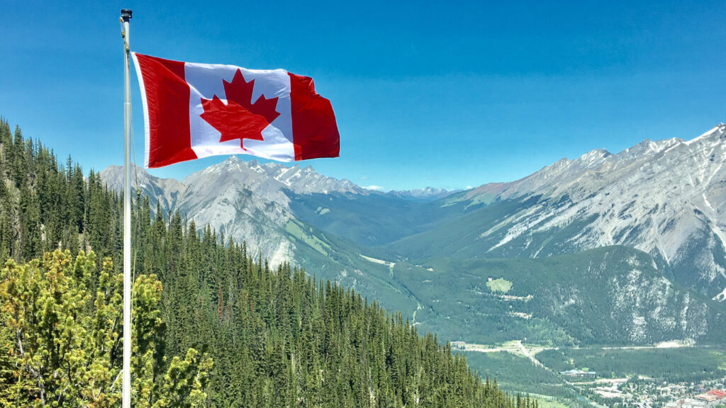 カナダの国旗と山脈の写真。