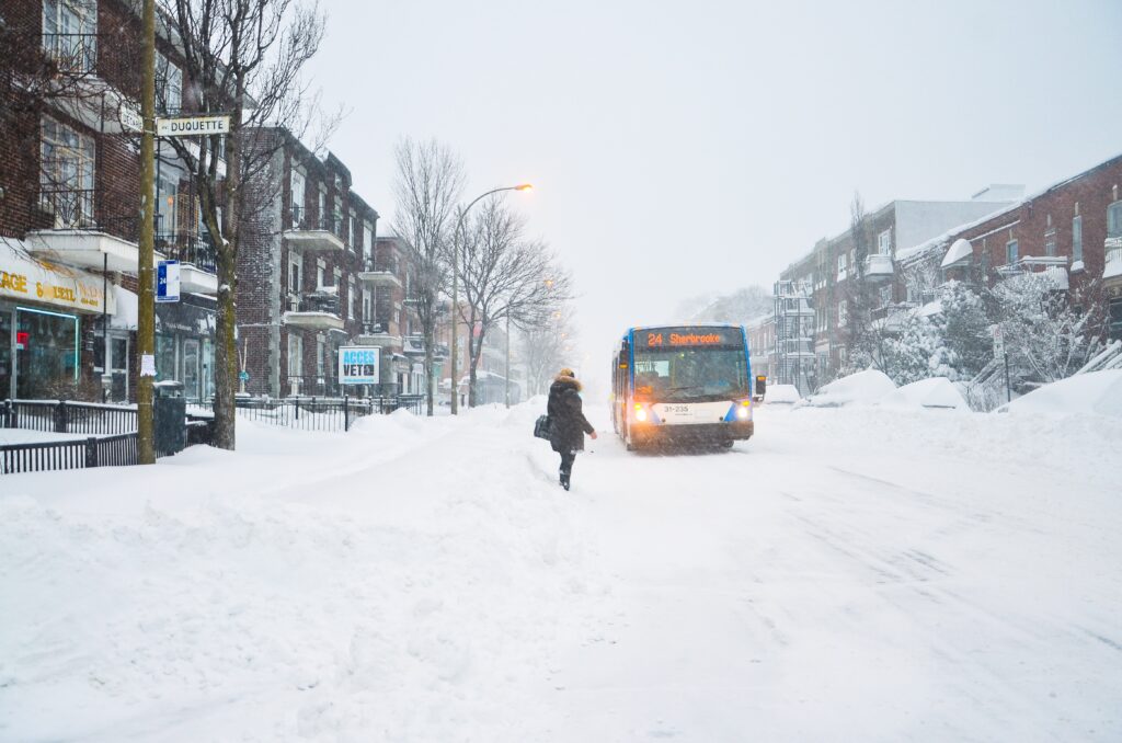 カナダ、モントリオールの冬の時期の街中の様子。